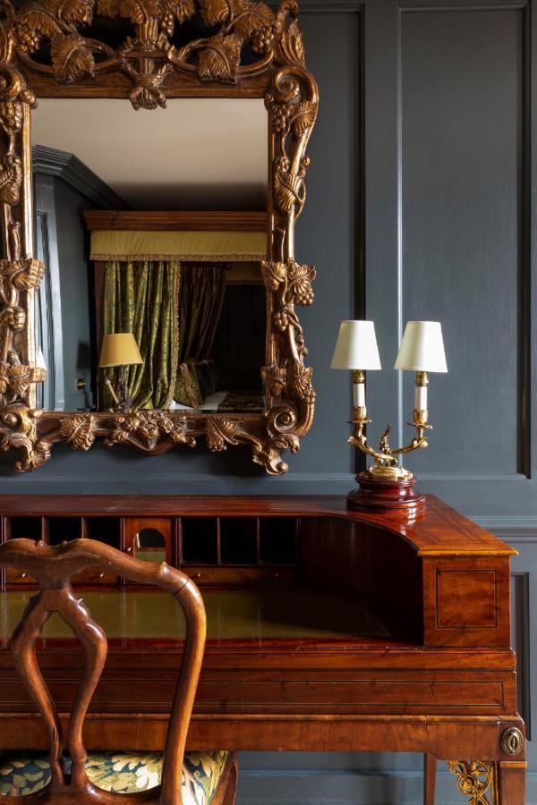 แบตตี แลงลีย์ Hotel ลอนดอน ภายนอก รูปภาพ A pair of 19th-century French bronze candelabra