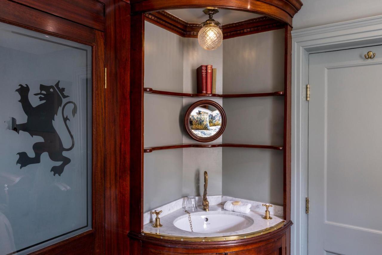 แบตตี แลงลีย์ Hotel ลอนดอน ภายนอก รูปภาพ A wash basin in a hotel room