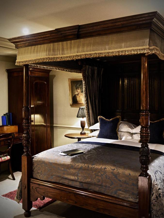 แบตตี แลงลีย์ Hotel ลอนดอน ภายนอก รูปภาพ A bedroom at the hotel