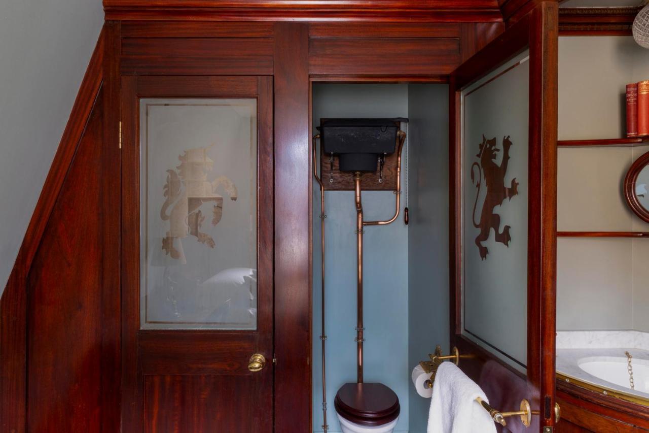 แบตตี แลงลีย์ Hotel ลอนดอน ภายนอก รูปภาพ A toilet in the bathroom of the 1907 house