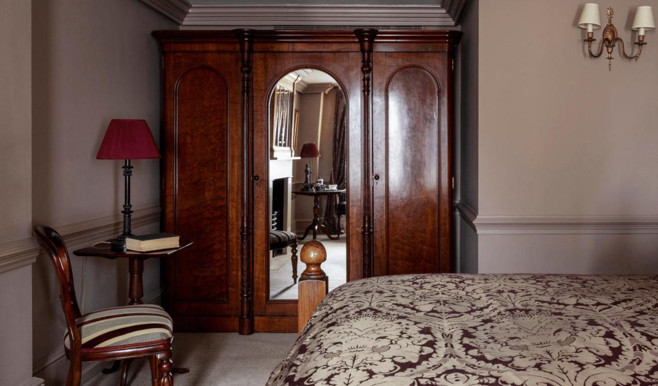 แบตตี แลงลีย์ Hotel ลอนดอน ภายนอก รูปภาพ A bedroom at the hotel