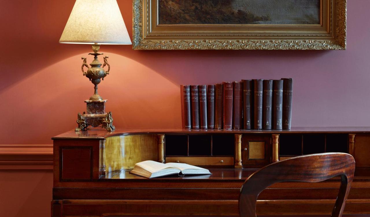 แบตตี แลงลีย์ Hotel ลอนดอน ภายนอก รูปภาพ A desk with a lamp
