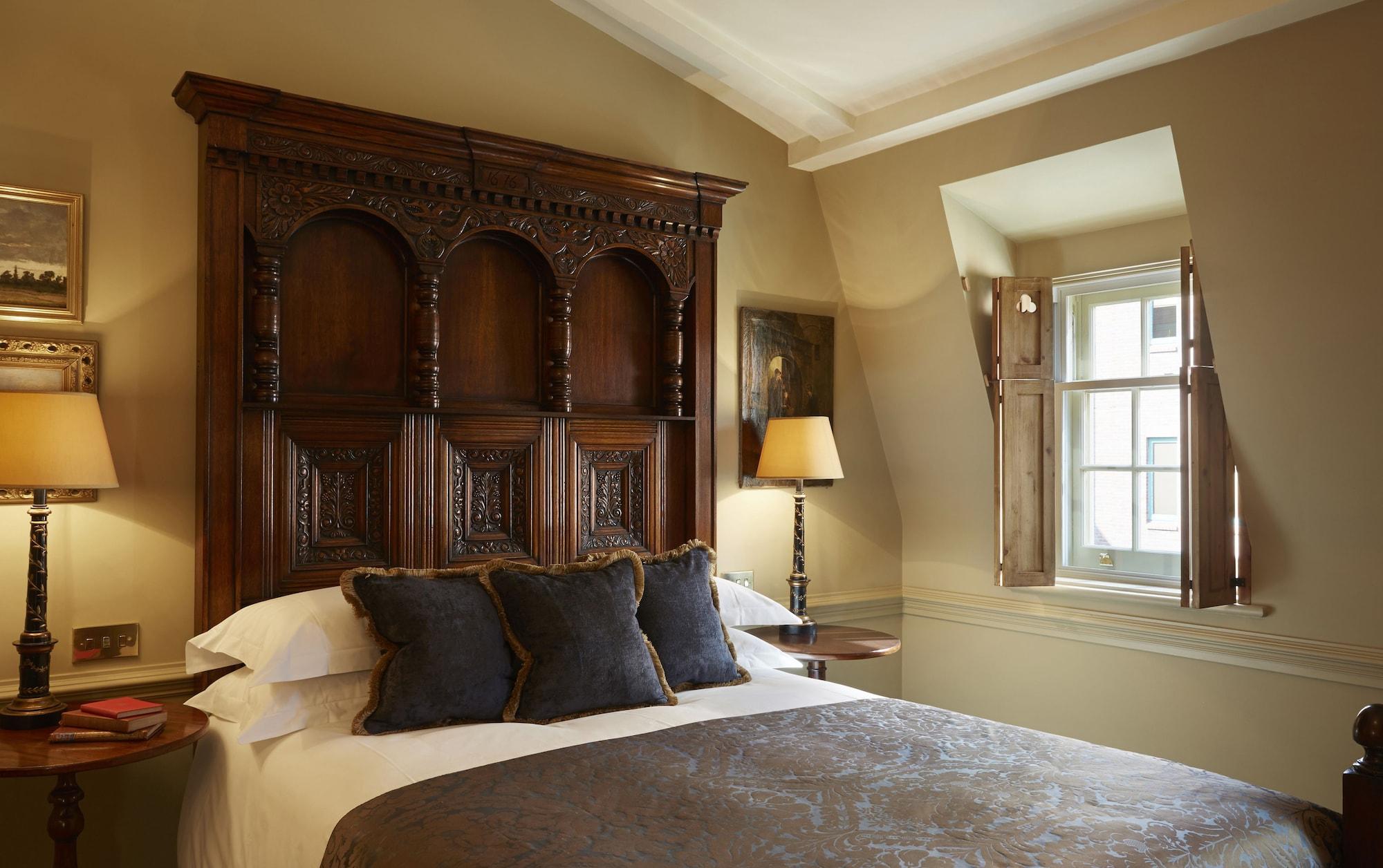 แบตตี แลงลีย์ Hotel ลอนดอน ภายนอก รูปภาพ A bedroom at the hotel