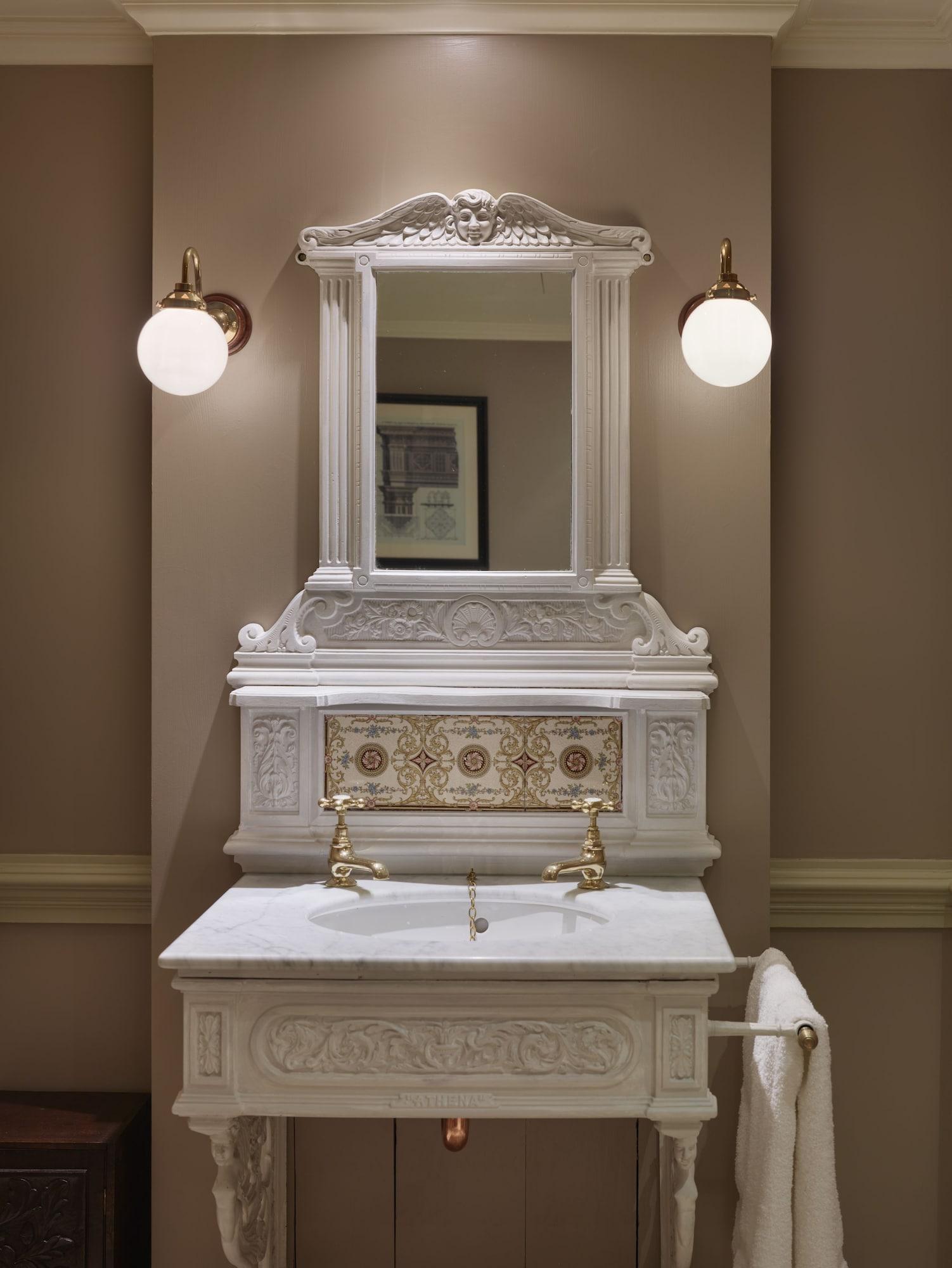 แบตตี แลงลีย์ Hotel ลอนดอน ภายนอก รูปภาพ A marble ablution fountain in a mosque
