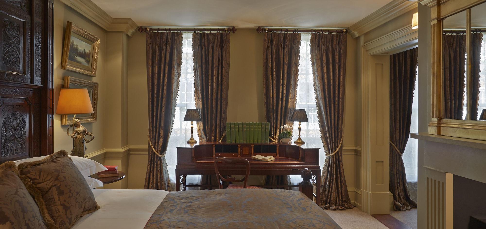 แบตตี แลงลีย์ Hotel ลอนดอน ภายนอก รูปภาพ Curtains in a bedroom