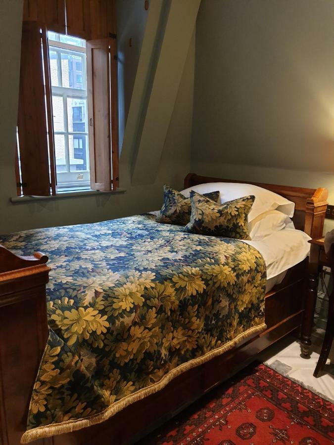 แบตตี แลงลีย์ Hotel ลอนดอน ภายนอก รูปภาพ A guest room at the Inn